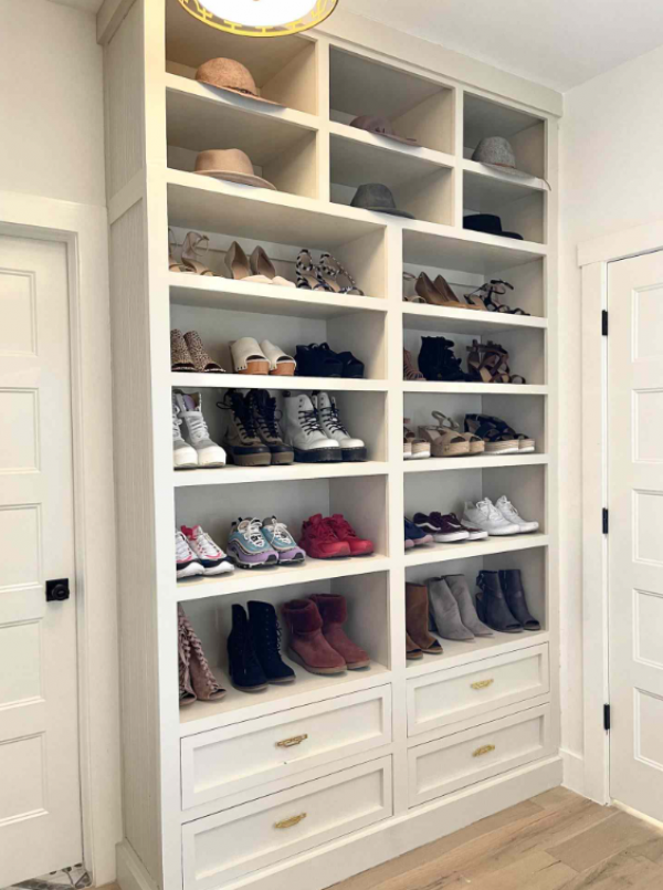 Lemari pakaian dengan rak sepatu terintegrasi